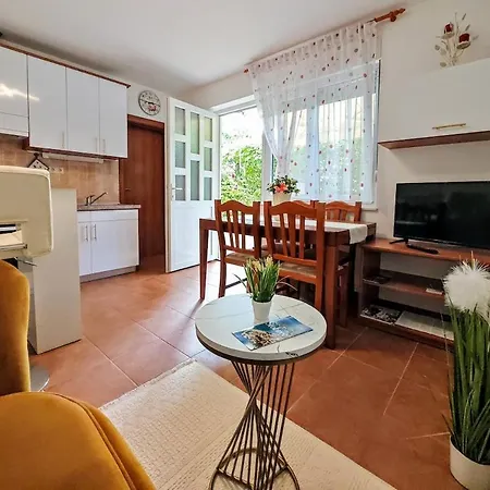 Apartment Ivana Charming Garden & Free Parking
