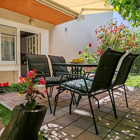 Ivana Charming Garden & Free Parking Apartment *