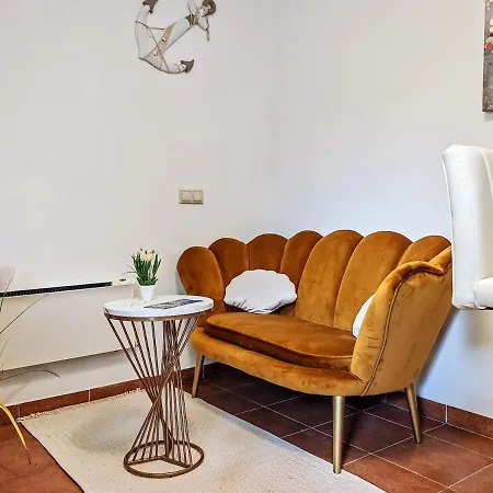 Ivana Charming Garden & Free Parking Apartment